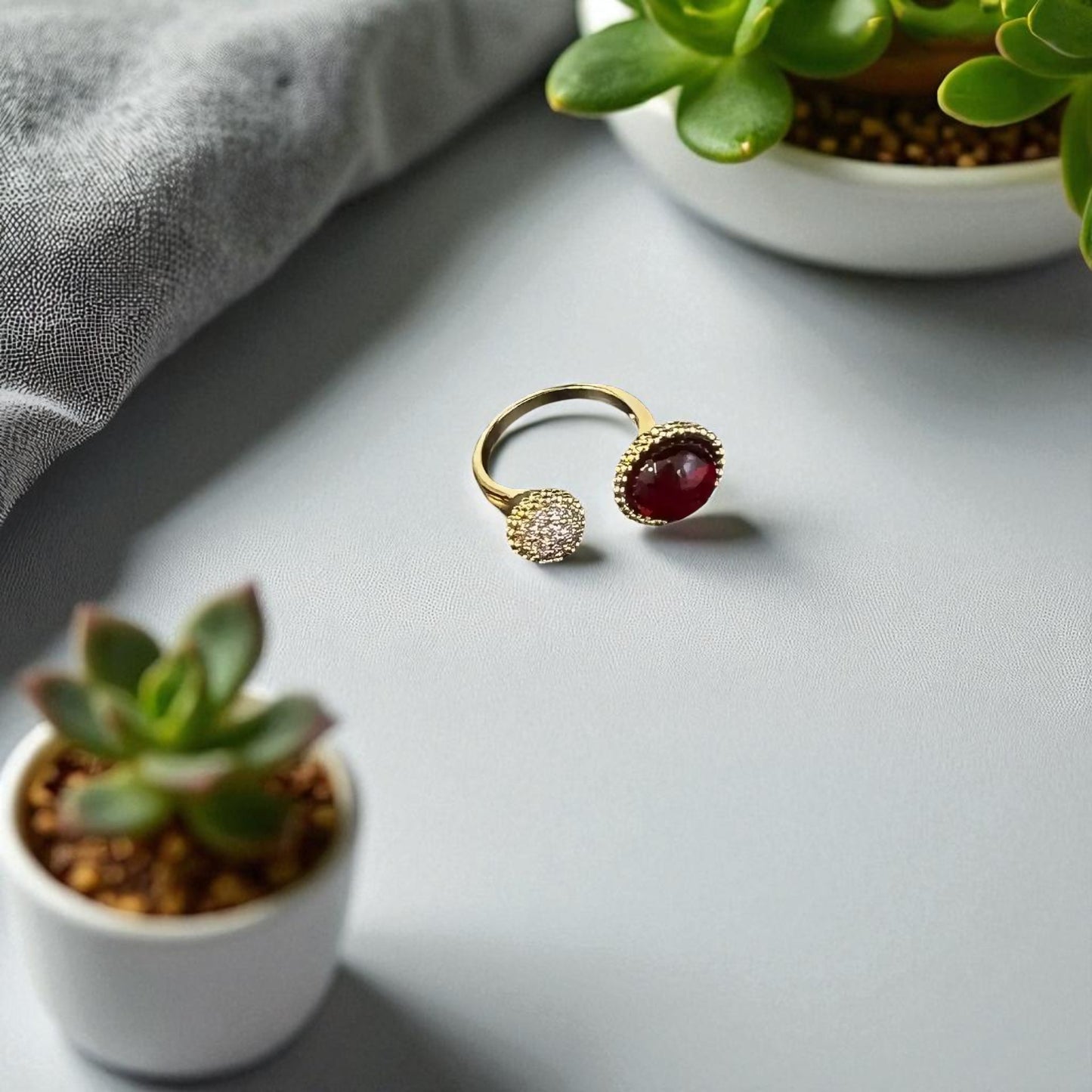 【閃耀迷人】半圓紅鋯石開口戒指 - 精緻鋯石點綴|可調節指環|