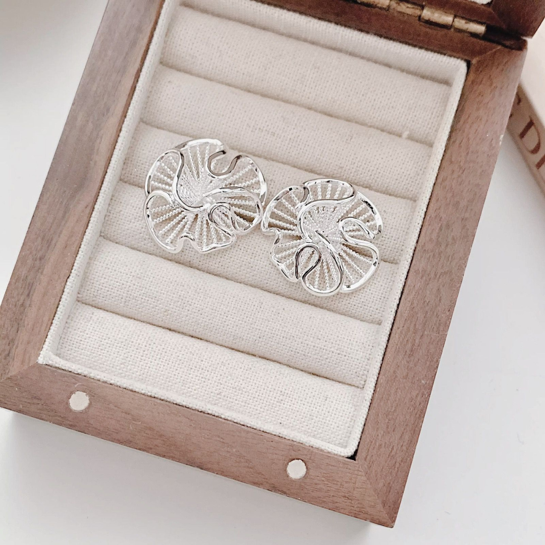 法式復古金屬花朵耳環 - 2026 輕奢系列 (French Vintage Floral Earrings)