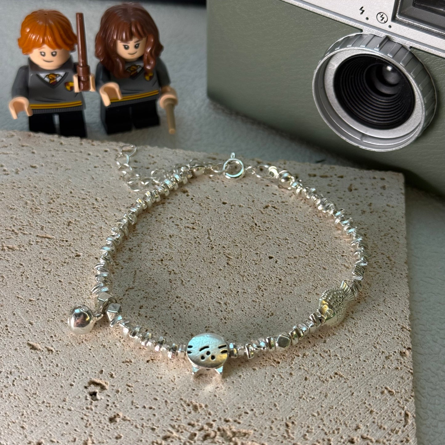 🐱 *【小貓吃魚碎銀手鍊】—— 可愛與個性的完美結合*