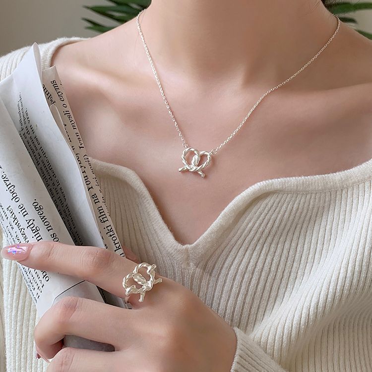 【 TWILIGHT KNOT • 鏤空麻花愛心純銀項鍊 】