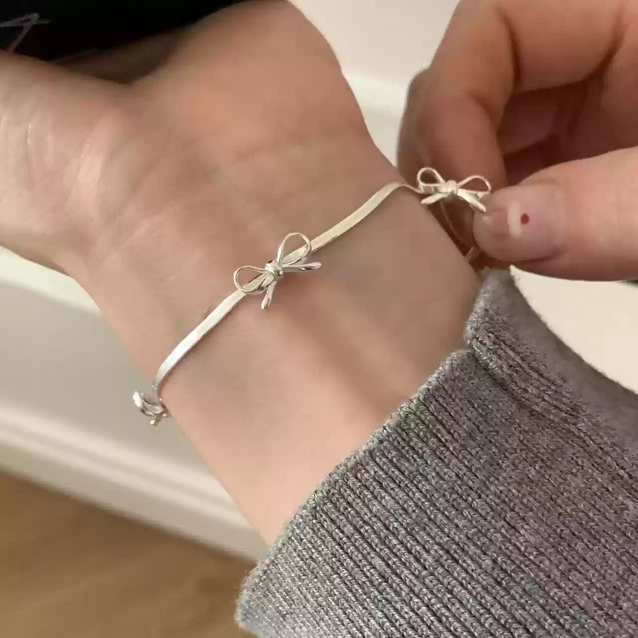「冷冽系蛇骨手鍊｜解構蝴蝶結設計｜S925純銀極簡飾品｜INS高級感穿搭」