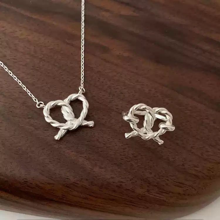 【 TWILIGHT KNOT • 鏤空麻花愛心純銀項鍊 】