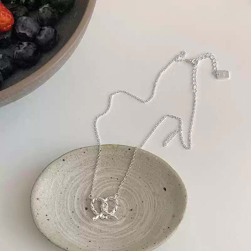 【 TWILIGHT KNOT • 鏤空麻花愛心純銀項鍊 】