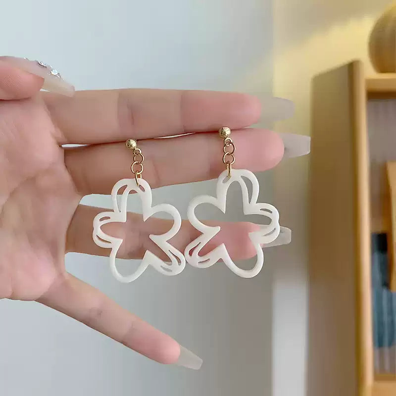 「無耳洞專屬｜雲朵白光花耳夾」佩戴8小時依舊無感！韓系仙氣擔當・四季溫柔綻放