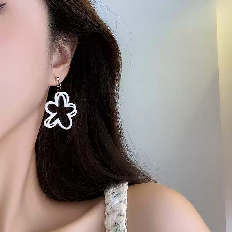 「無耳洞專屬｜雲朵白光花耳夾」佩戴8小時依舊無感！韓系仙氣擔當・四季溫柔綻放