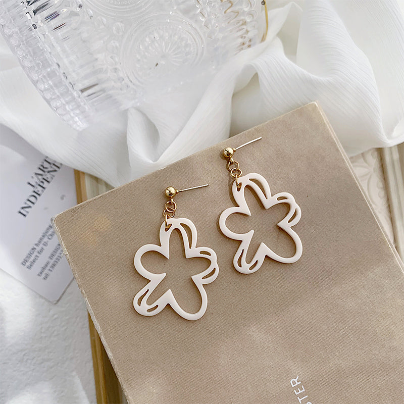 「無耳洞專屬｜雲朵白光花耳夾」佩戴8小時依舊無感！韓系仙氣擔當・四季溫柔綻放