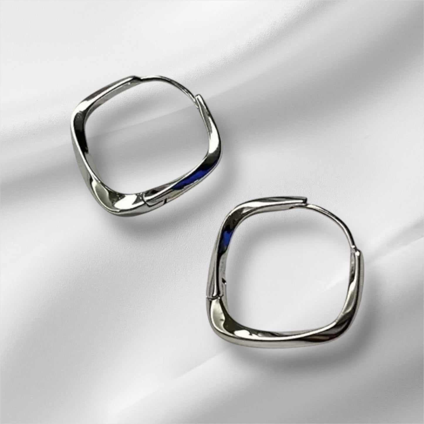 【現代極簡】幾何菱形扭曲耳環 - S925鍍銀耳針｜設計感十足｜