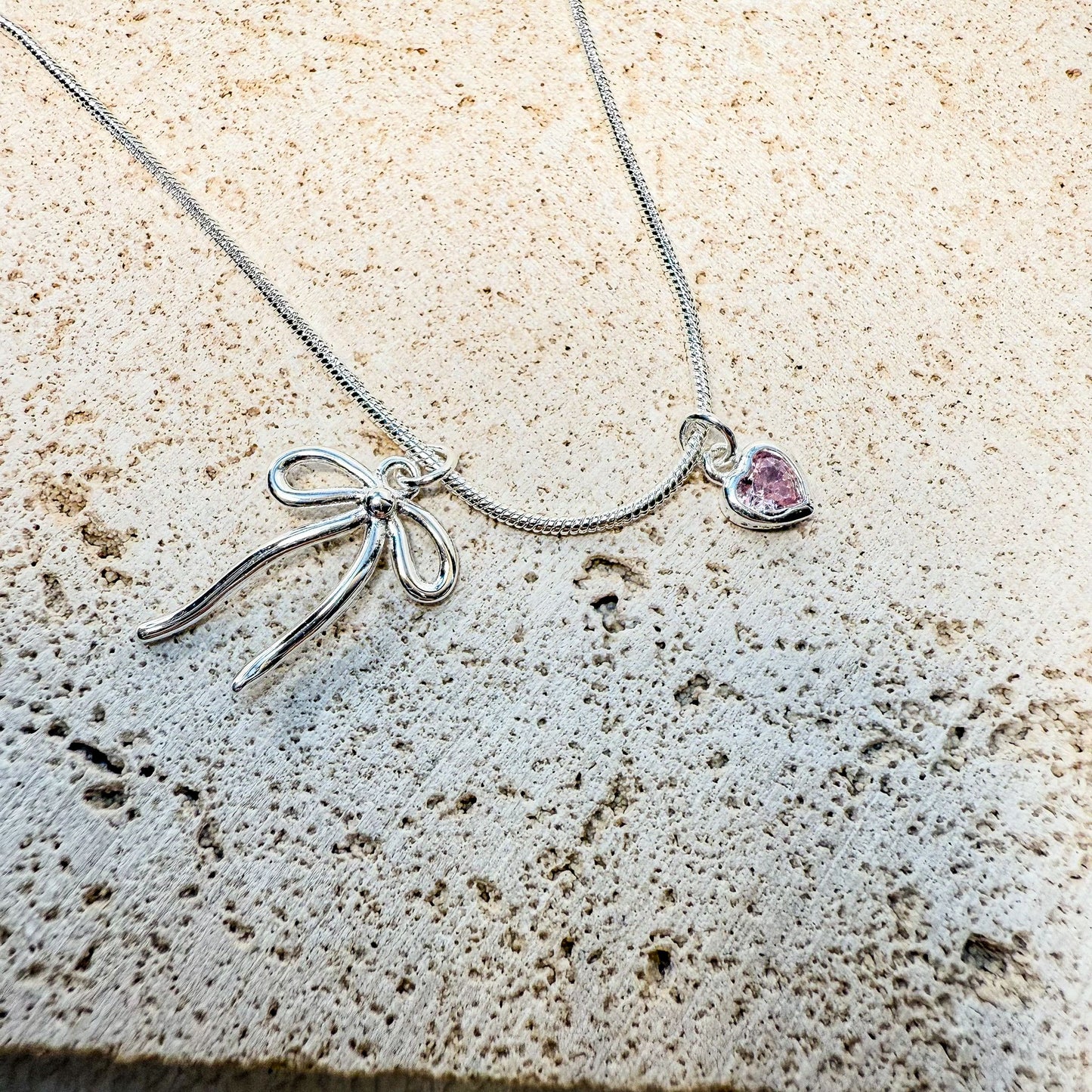 【 SWEETHEART PROMISE • 蝴蝶結鏤空愛心純銀項鍊 】