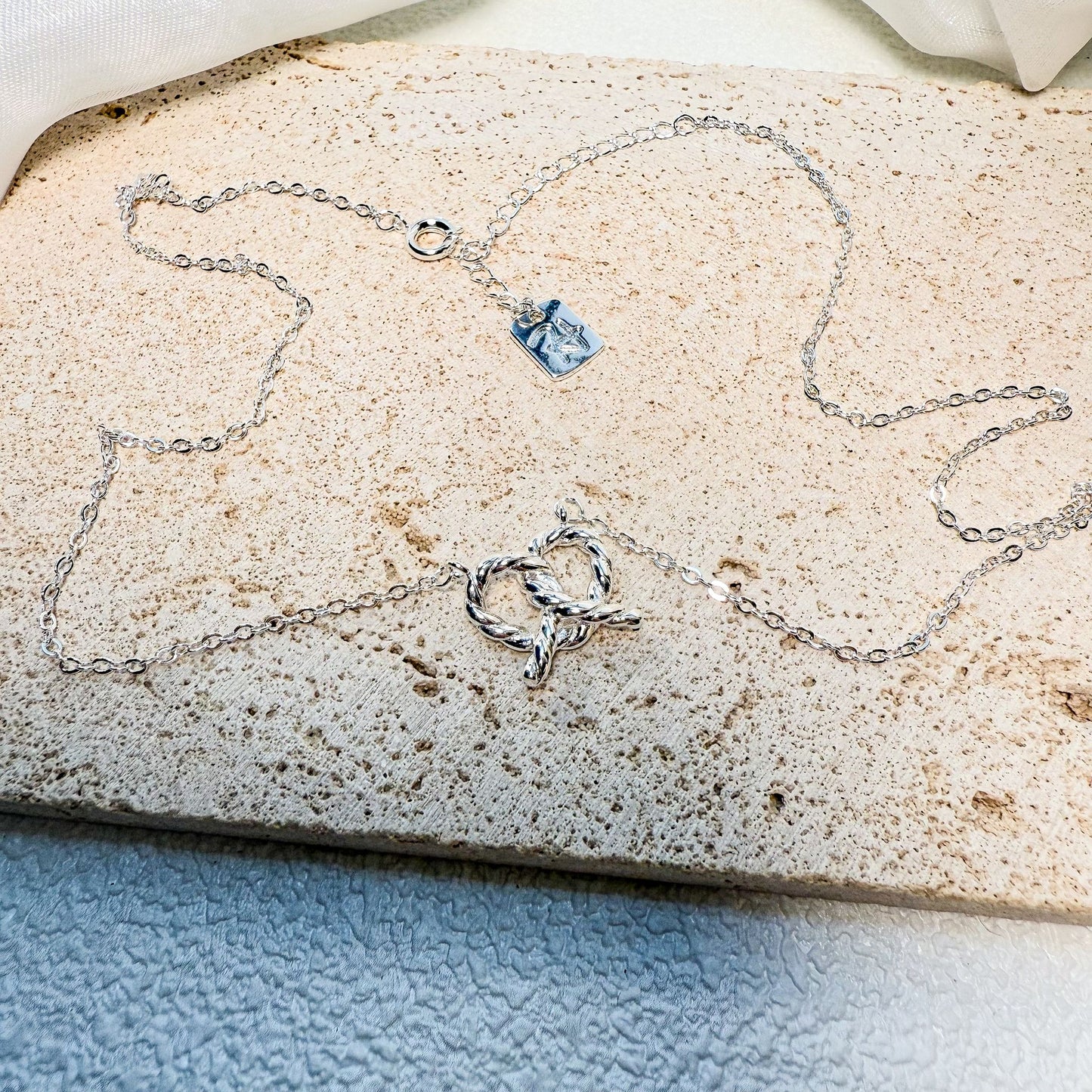 【 TWILIGHT KNOT • 鏤空麻花愛心純銀項鍊 】