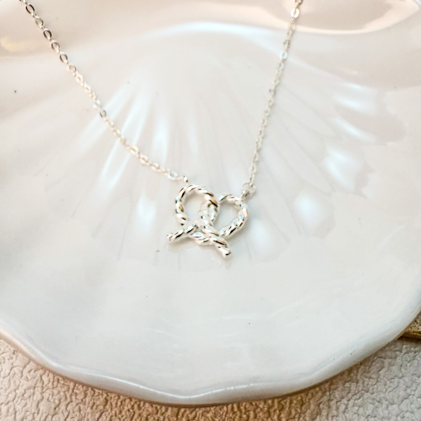 【 TWILIGHT KNOT • 鏤空麻花愛心純銀項鍊 】